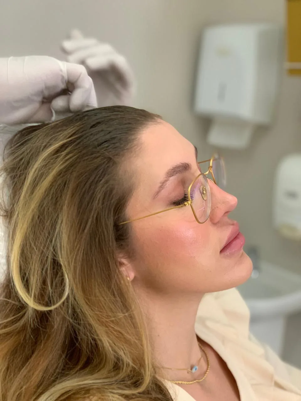 Paciente feminina em sessão de mesoterapia capilar