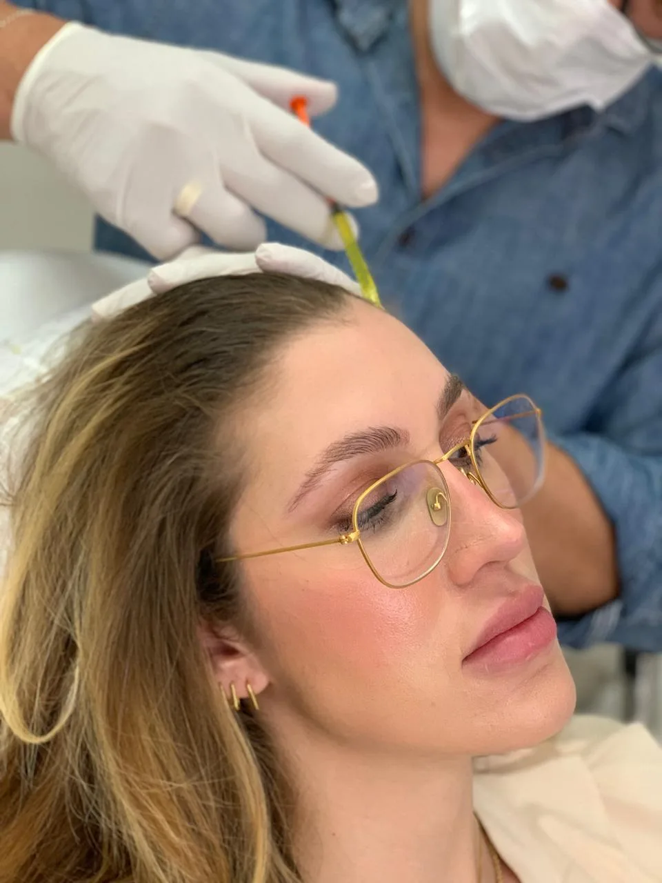 Paciente feminina recebendo mesoterapia com o Dr. Antônio Kleber